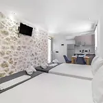 Delux 2 Petra *